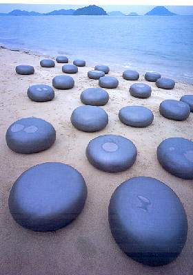 Japarhayama_shiro_hayami_land_art_painted_stones_on_a_beach